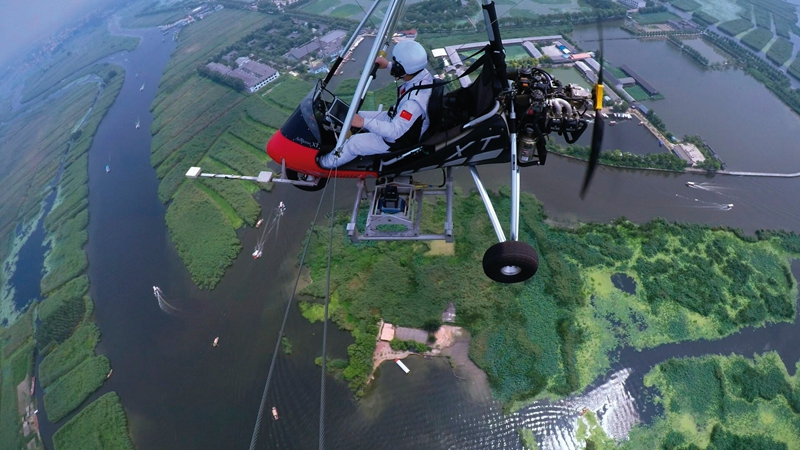測繪地理信息工作人員利用三角翼在白洋淀進(jìn)行航空測繪，為雄安新區(qū)規(guī)劃、選址和建設(shè)提供保障服務(wù)